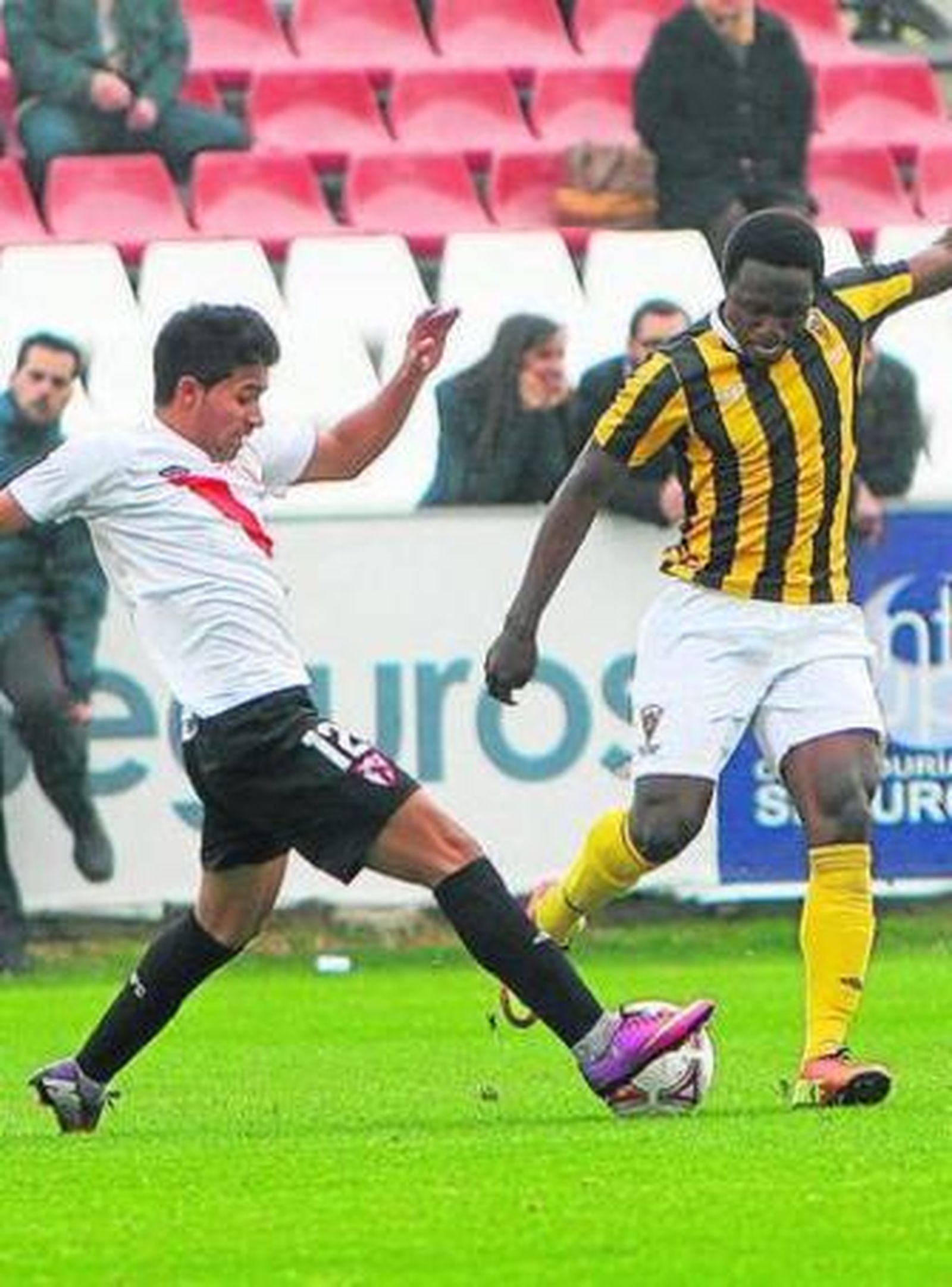 El San Roque regresó de vacío de su visita a un rival directo, el Sevilla At.