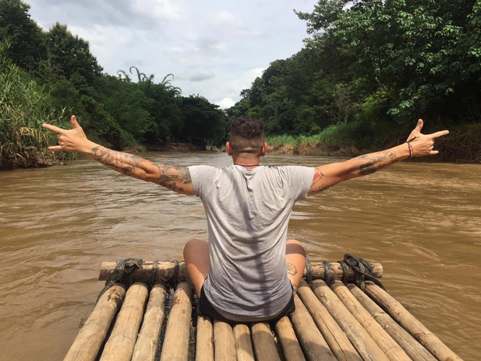 José María Rodríguez, el Gastrósofo Bohemio, adentrándose en la selva norte de Tailandia.