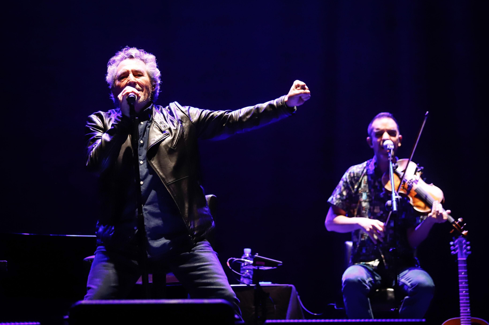 Miguel Ríos entrega un legado al Instituto Cervantes y ofrece un concierto en el Teatro Isabel la Católica