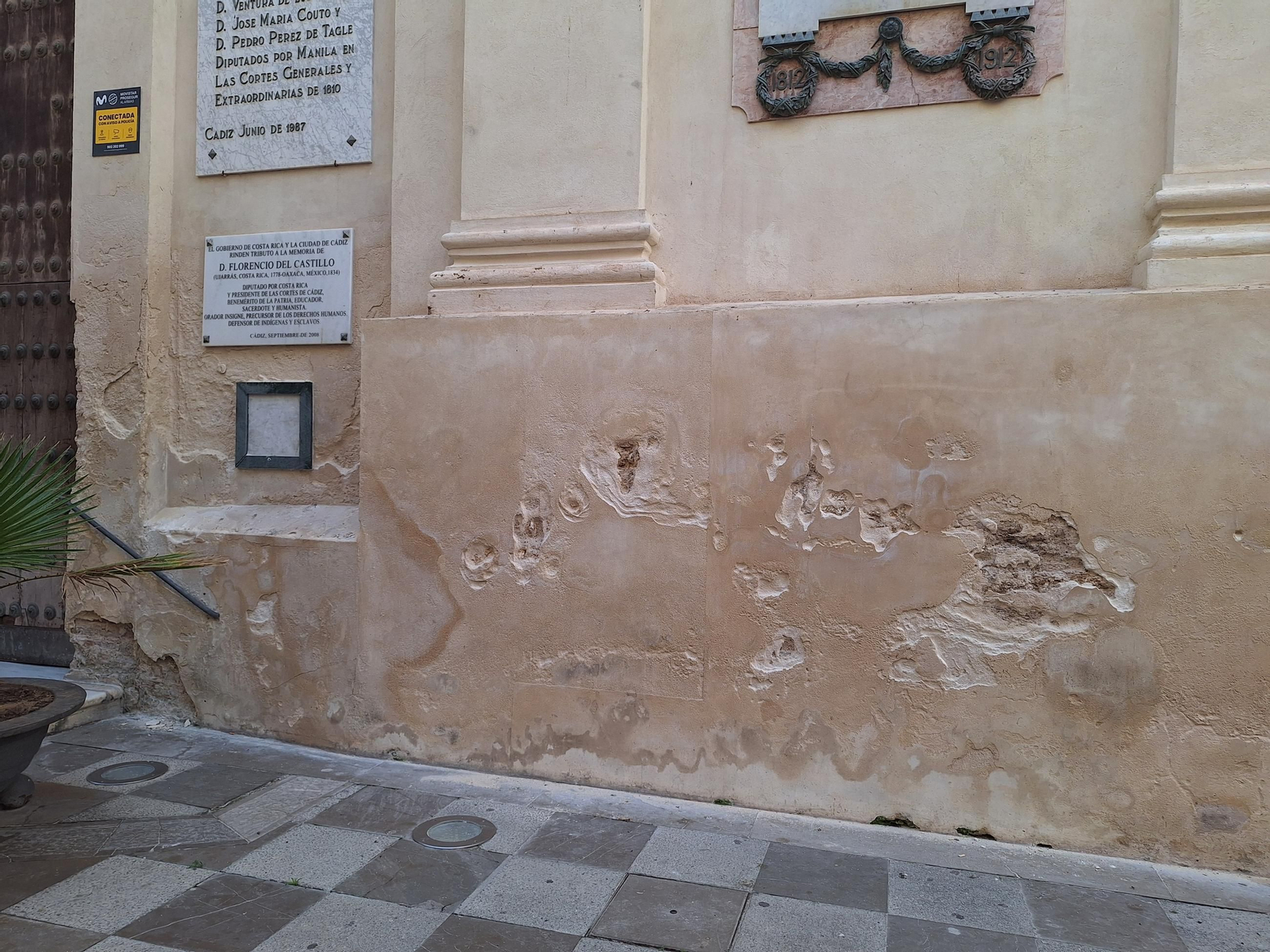Deterioro de la fachada principal del Oratorio de San Felipe.
