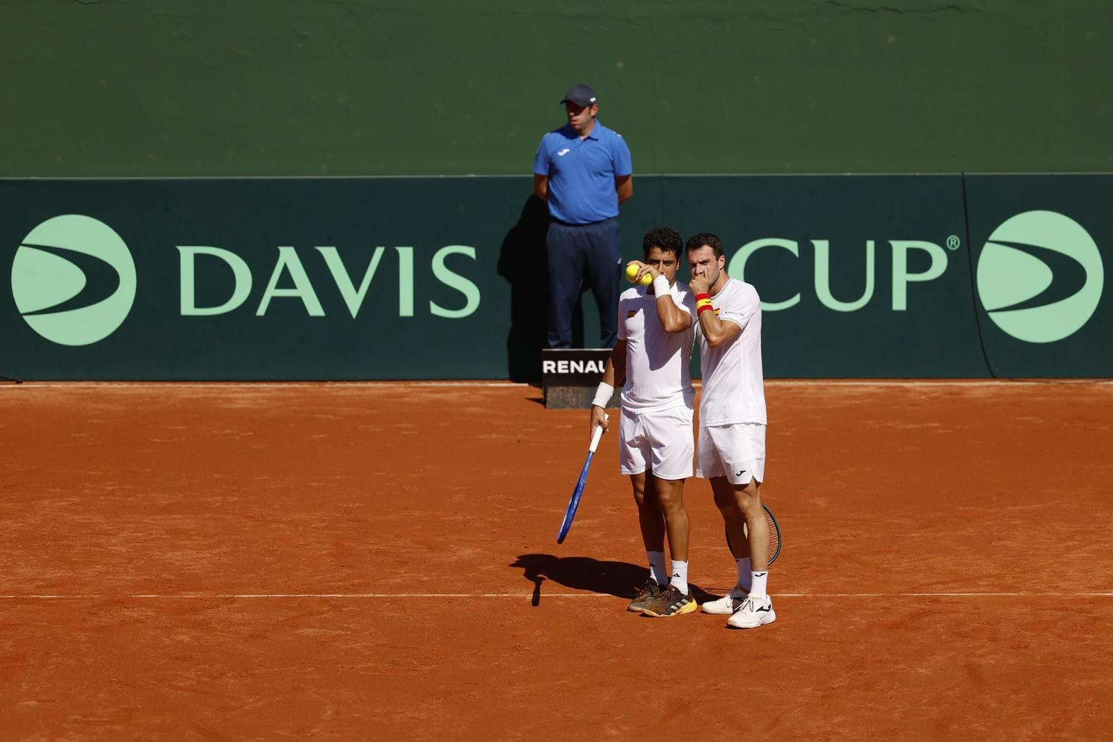 Pedro Martínez y Jaume Munar dan vida a España en la Copa Davis (1-6, 6-3 y 6-2)