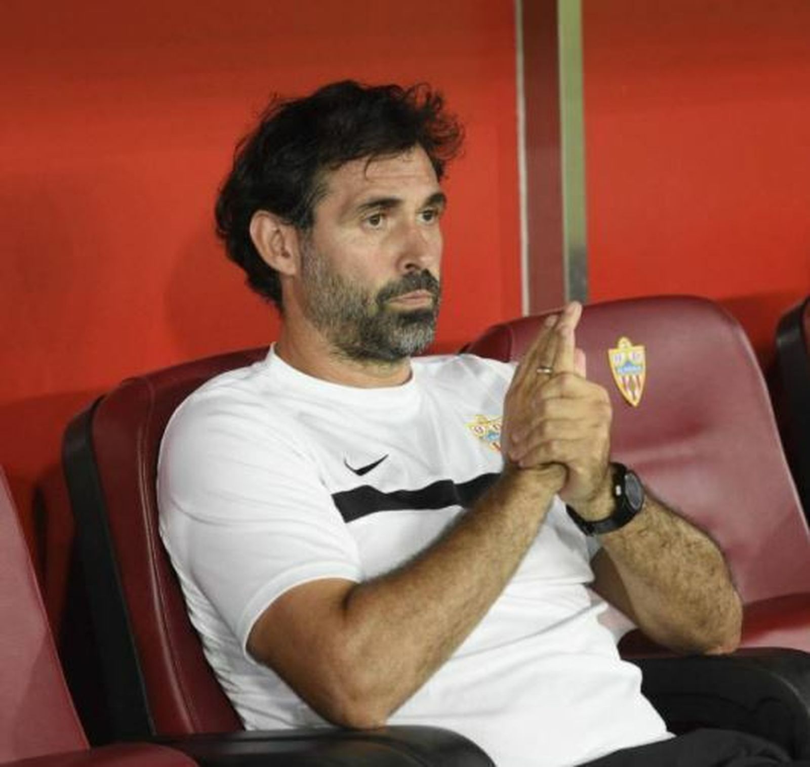 Jesús Muñoz, en el banquillo.