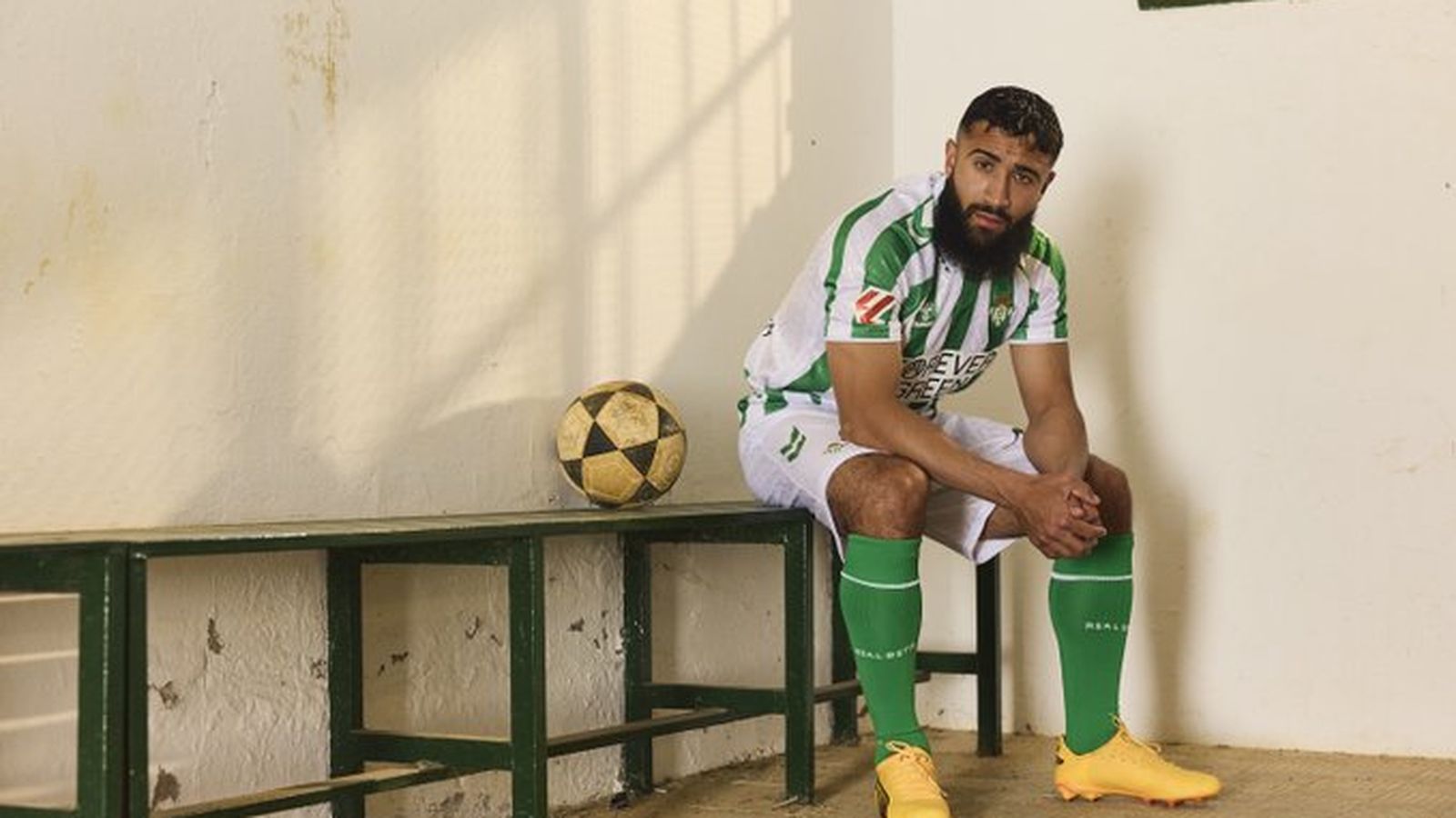 Fekir posa con la nueva equipación del Betis.