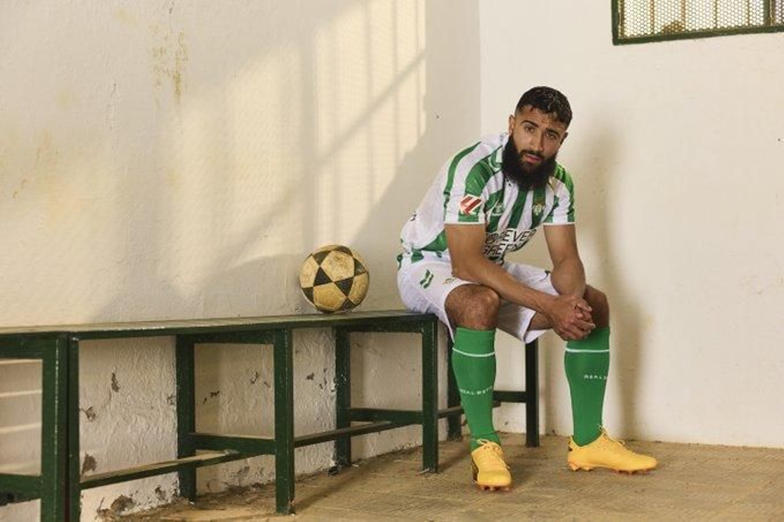 Fekir posa con la nueva equipación del Betis.