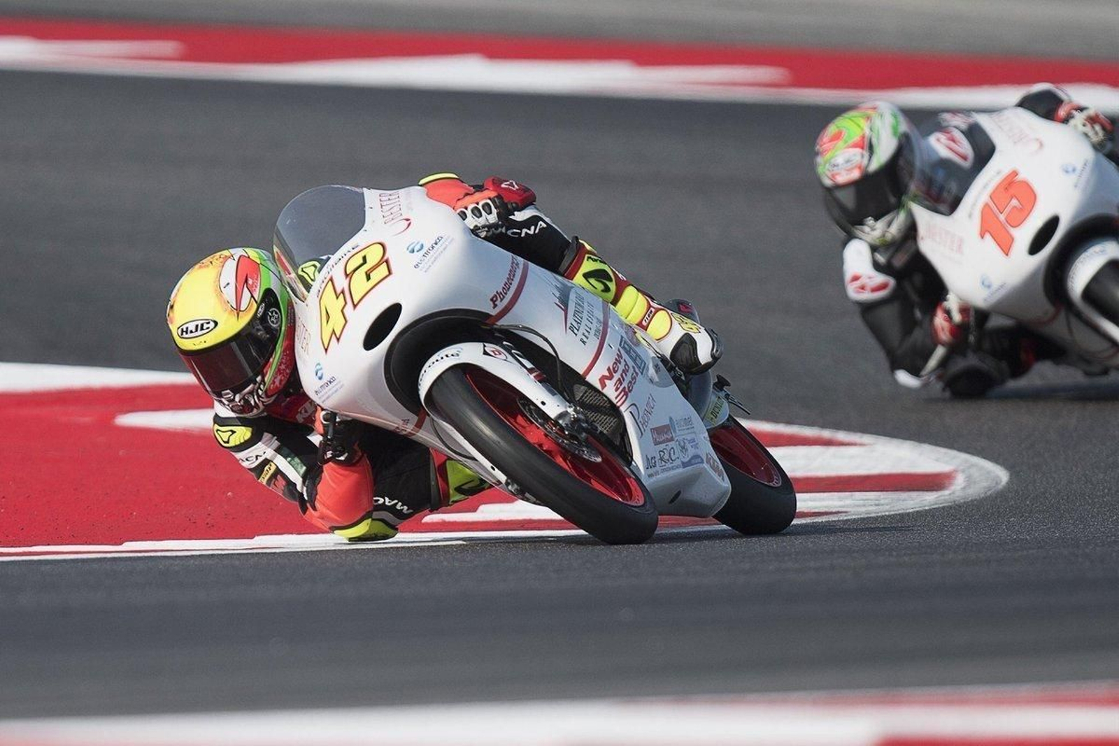Marcos Ramírez, rozando el asfalto con la rodillera al trazar una curva en el pasado GP de San Marino.