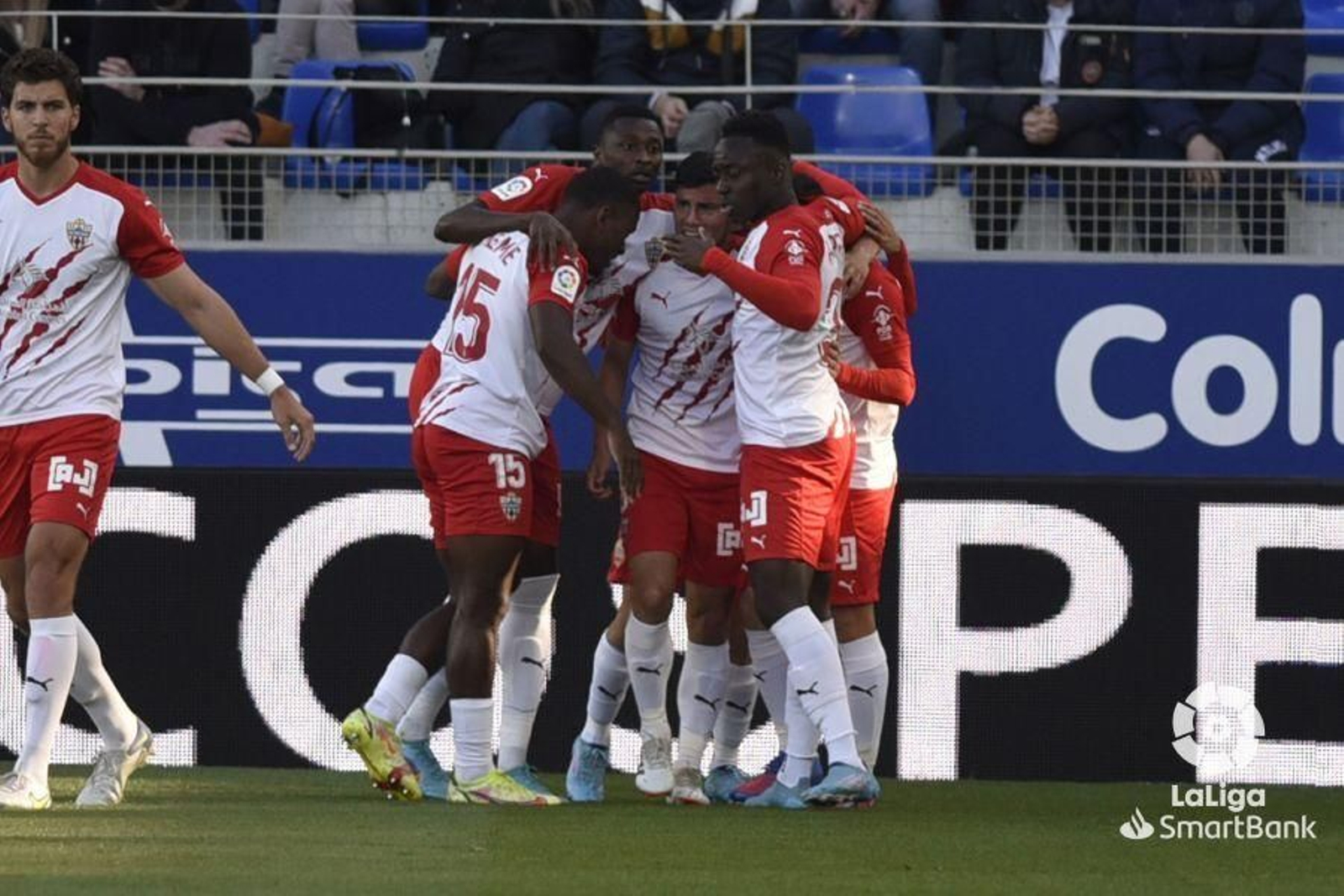 Los jugadores festejan el tanto del empate de Robertone