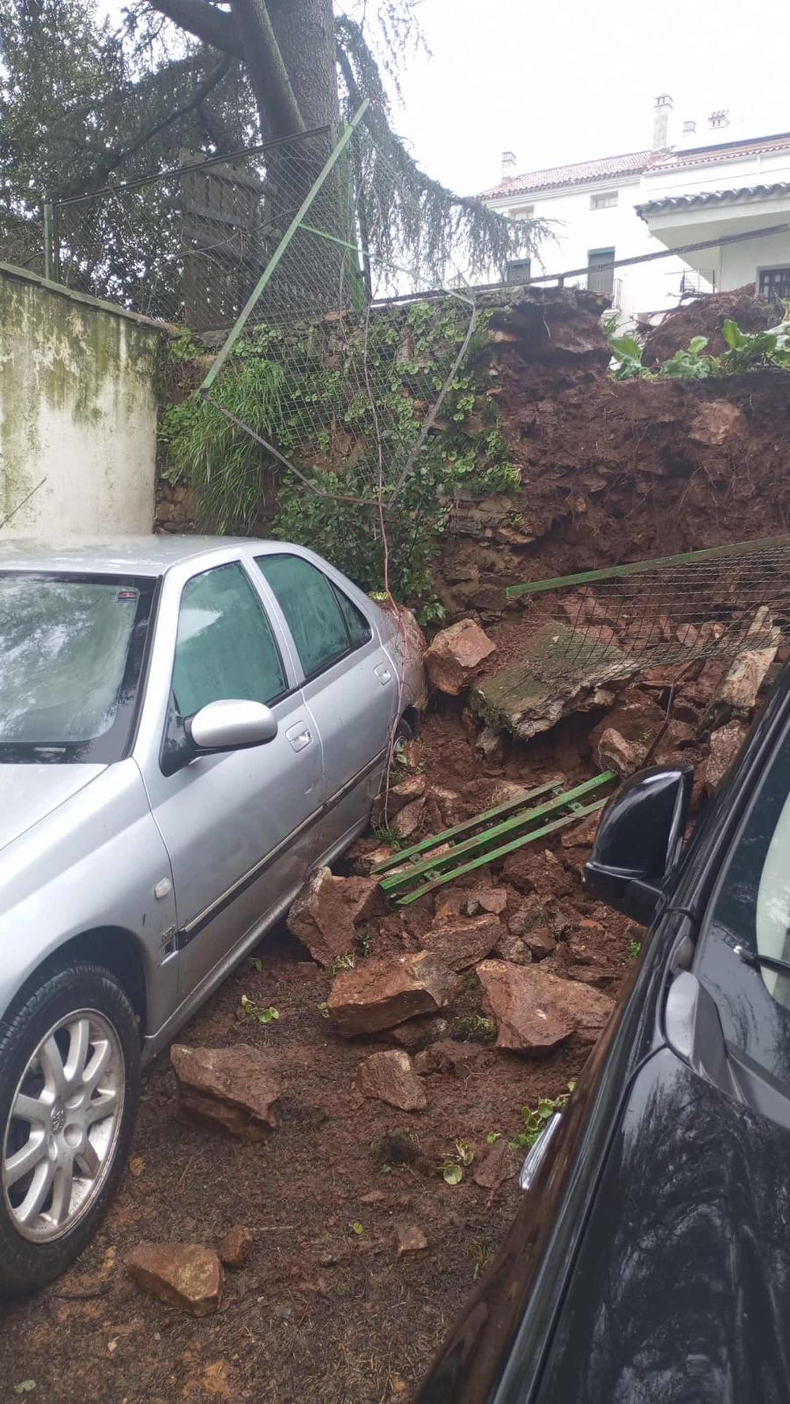 Fotografías de las goteras y humedades en el IES San Blas de Aracena, con alumnos desalojados este miércoles