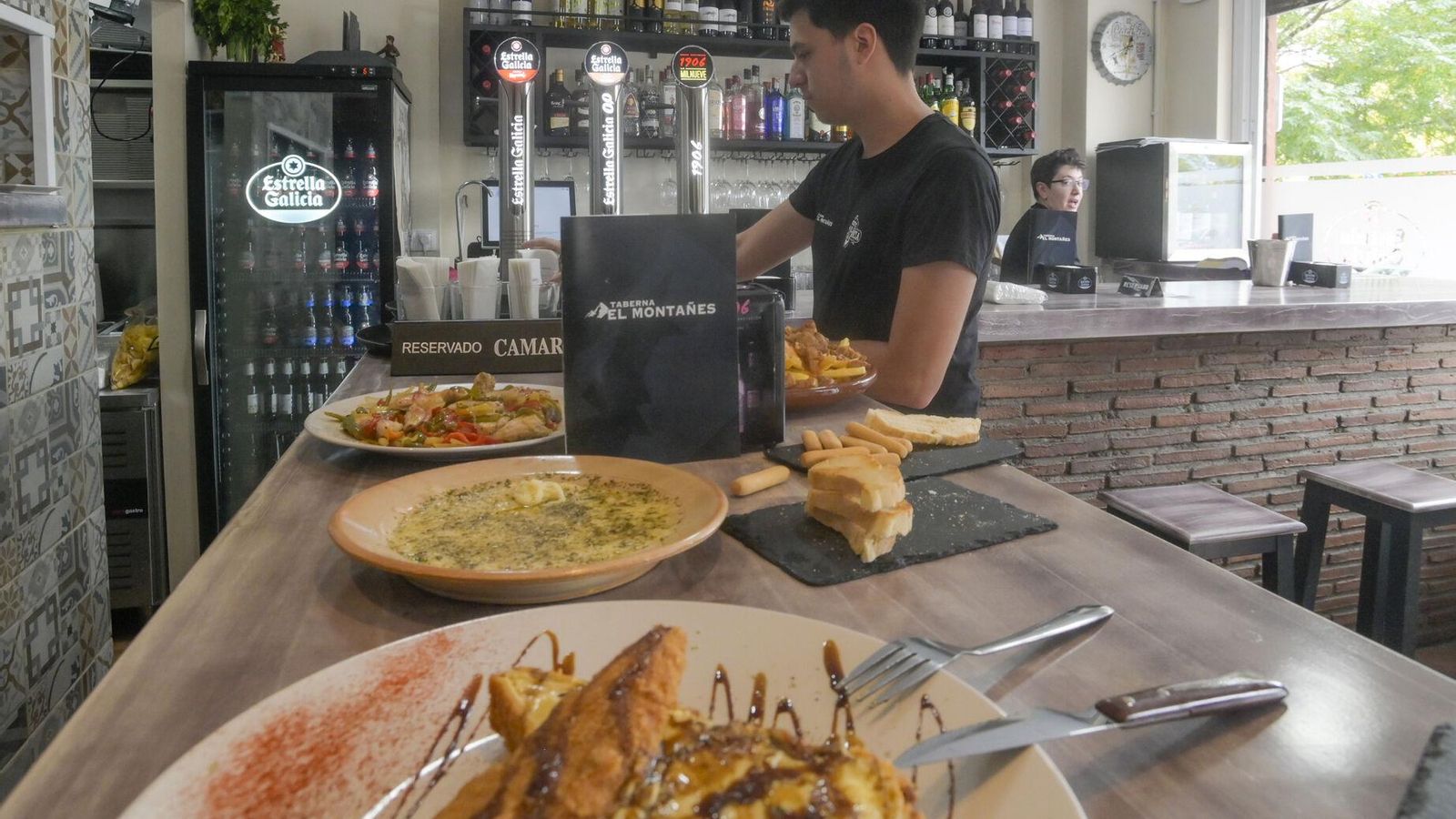 Los platos de El Montañés rememoran la tradicional comida granadina.