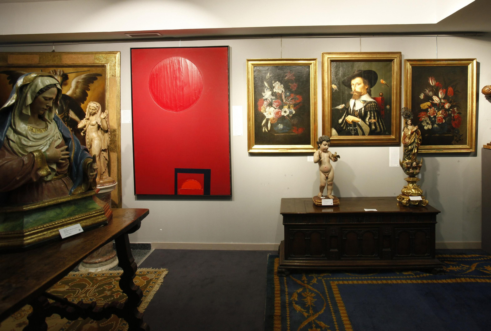 1. En la planta baja los lienzos de Luis Feito y Dino Valls cuelgan entre pintura antigua e imaginería barroca. 2. 'La Educación de la Virgen' de La Roldana, una de las piezas más rotundas del conjunto expuesto. 3. 'La paciencia del santo Job' de Murillo. 4. 'San Carlos Borromeo', un óleo de Zurbarán a puja por 190.000 euros. 5. 'Santa Rosa de Lima' de Valdés Leal sale en venta directa.