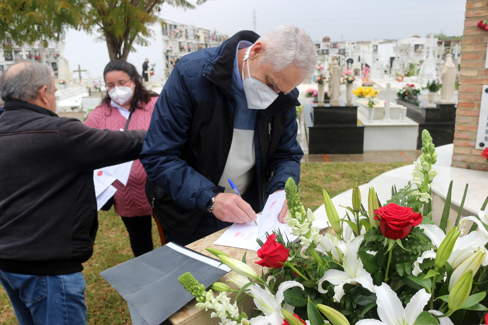 Los familiares de los represaliados firman las actas de entrega de los cuerpos