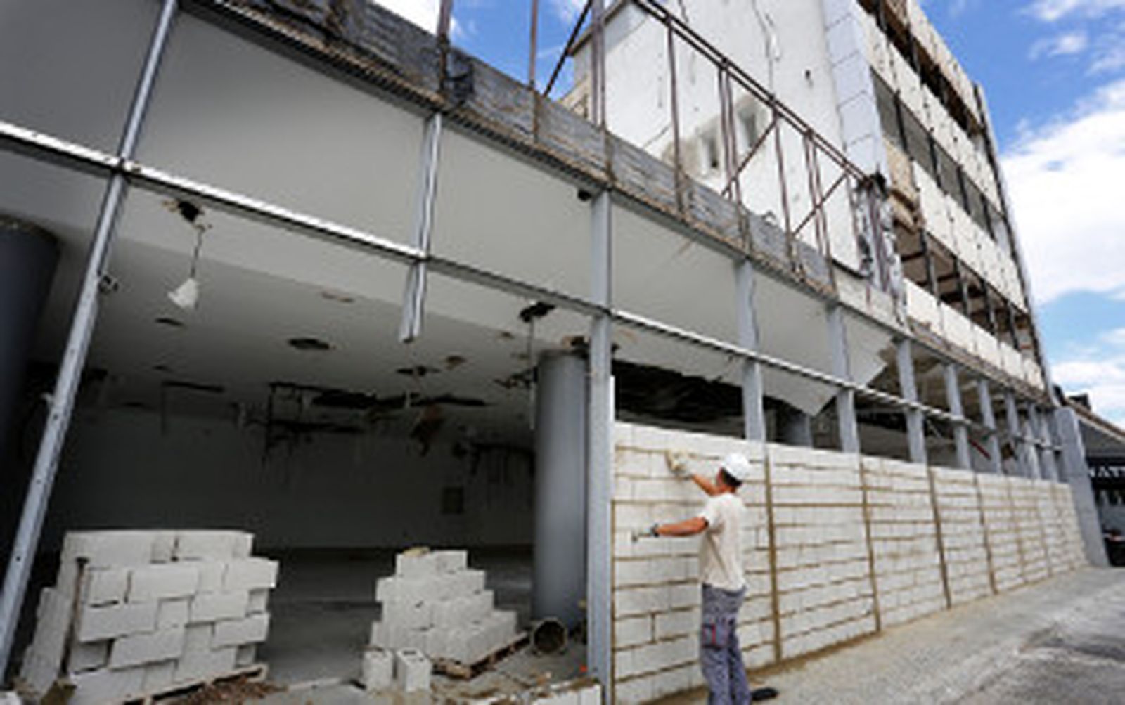 Tapian el concesionario abandonado de Seat para evitar nuevos incendios