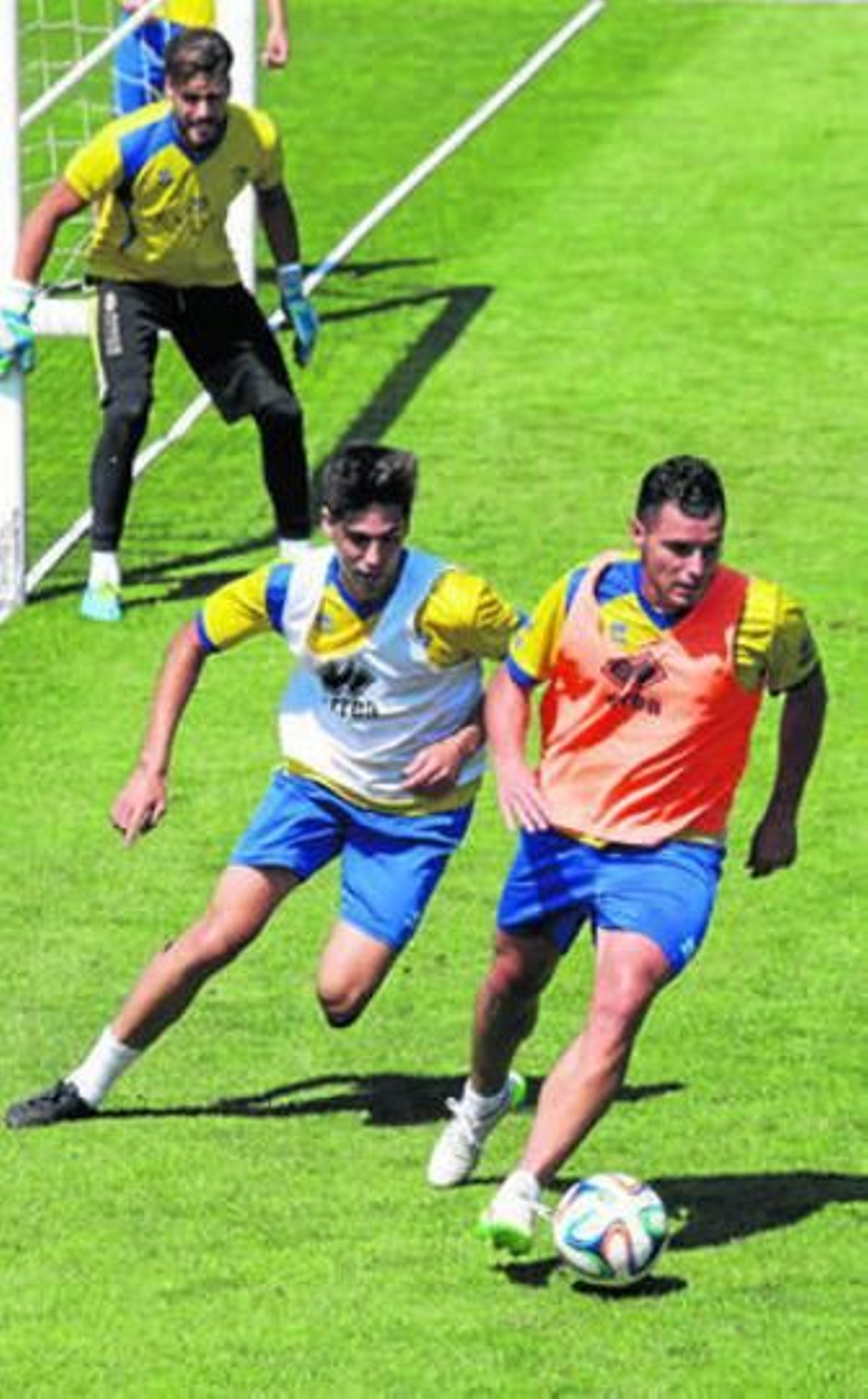 Airam controla el esférico ante la estrecha marca de Pepe Castaño y la mirada del portero Alonso.