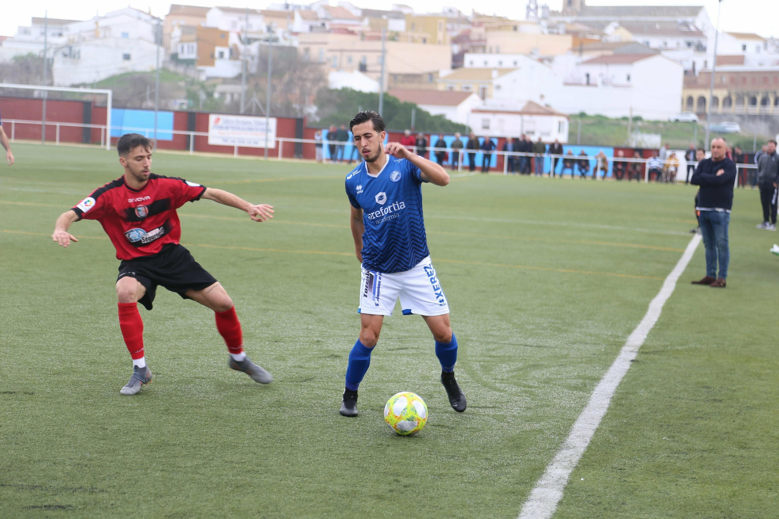 Marcelo intenta jugar el balón con Uribe al fondo.