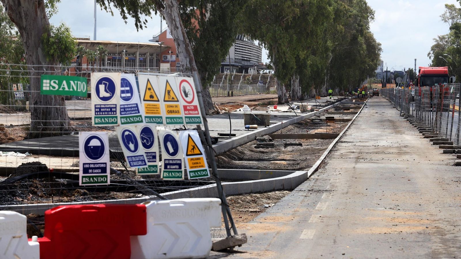 La acera será notablemente aumentada en su anchura.