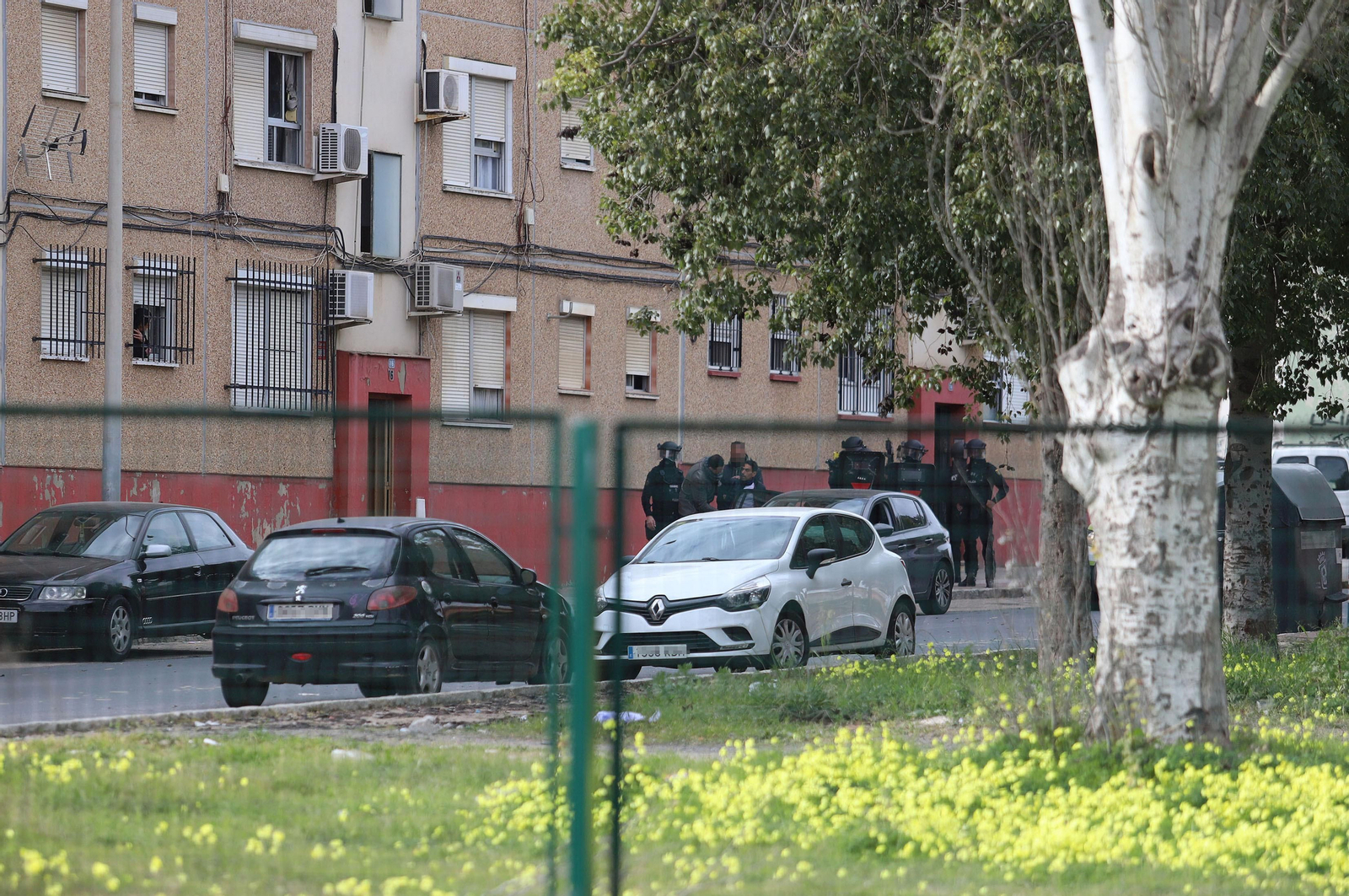 Imágenes del atrincherado que amenazaba con hacer estallar una bombona en el Torrejón, Huelva
