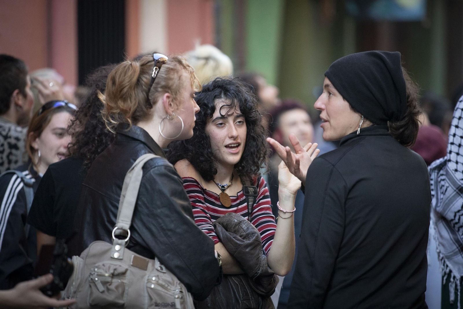 Todas las imágenes de la concentración frente al edificio okupado en el centro de Granada