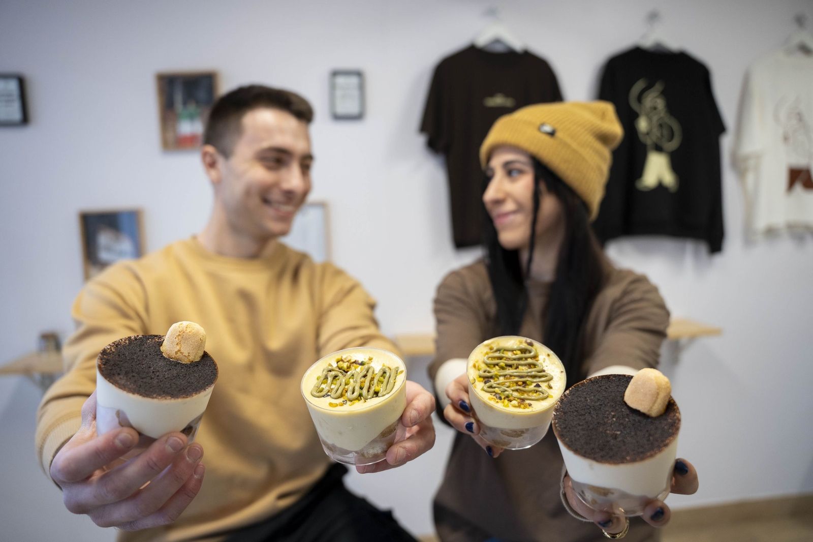 Tres comercios del centro de Almería lanzan un sorteo especial por San Valentín, en imágenes