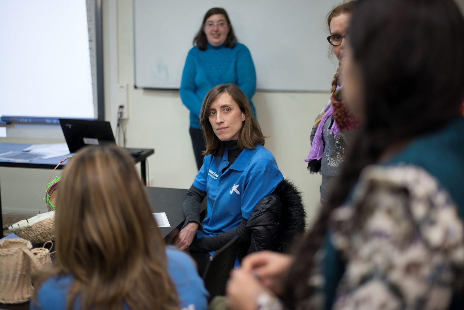 Voluntarios de 'la Caixa' en un taller de educación financiera