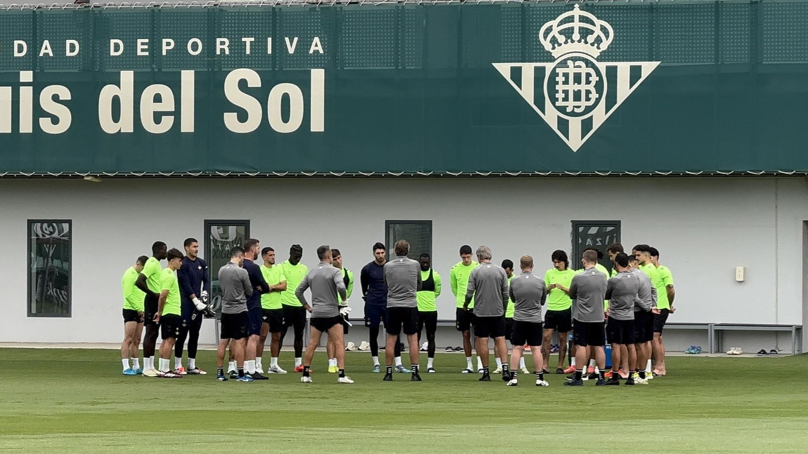 Charla de Pellegrini a sus jugadores antes de la sesión de este viernes