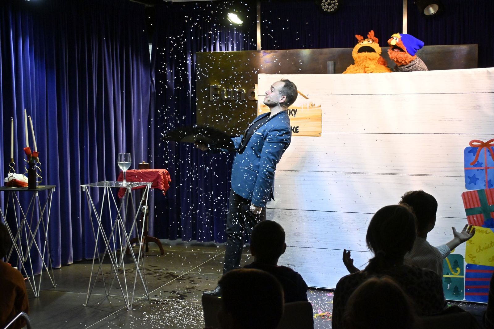 Las fotografías el taller que ofrece la Fundación Cajasol más espectáculo variado con Triky Trake