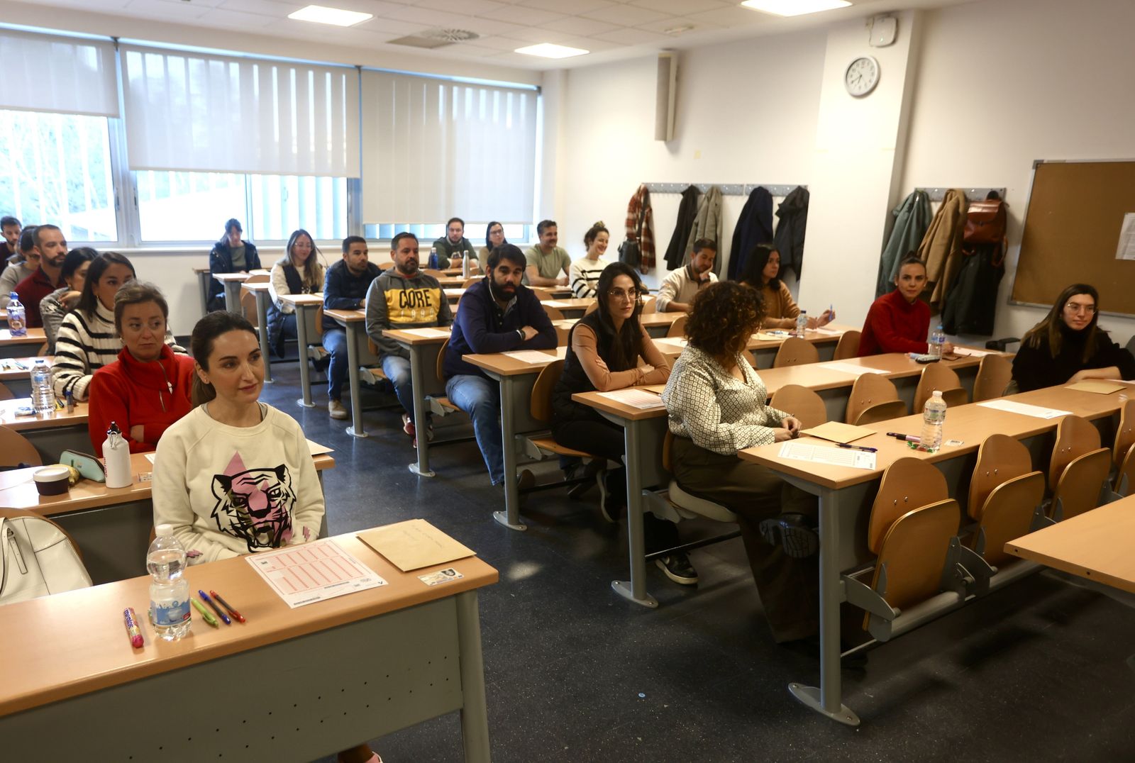 Opositores en una de las aulas habilitadas para los exámenes del SAS en la Facultad de Educación.