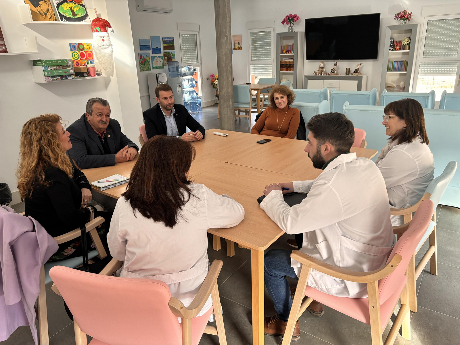 Reunión entre el alcalde y el concejal de Pulpí con el delegado de Inclusión en Casa Tejá.