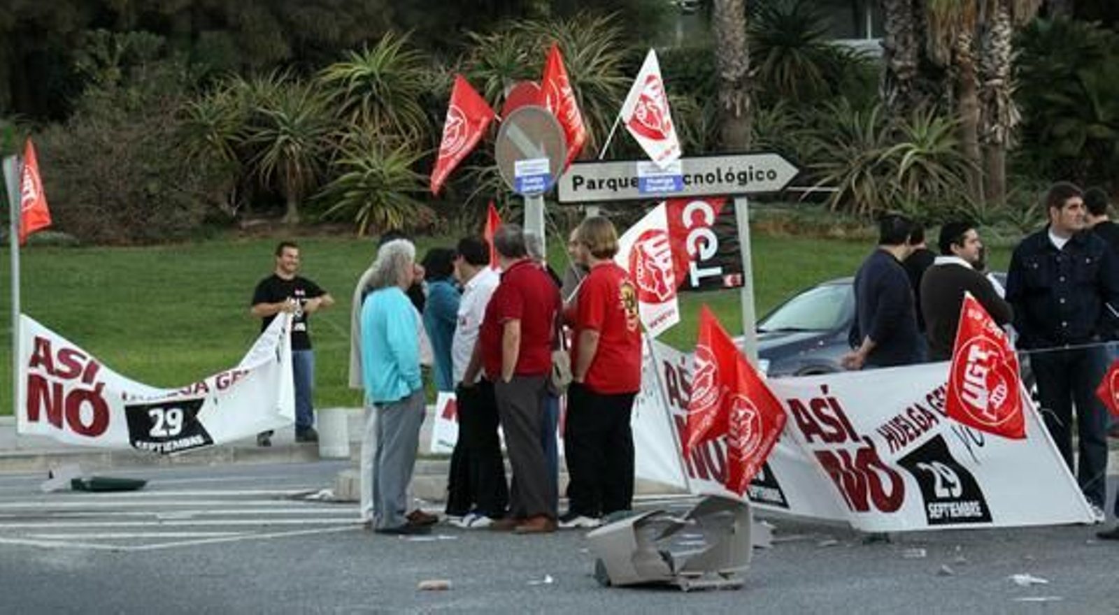 Los sindicatos recorren las calles con banderas y pancartas.

Foto: Migue Fernández