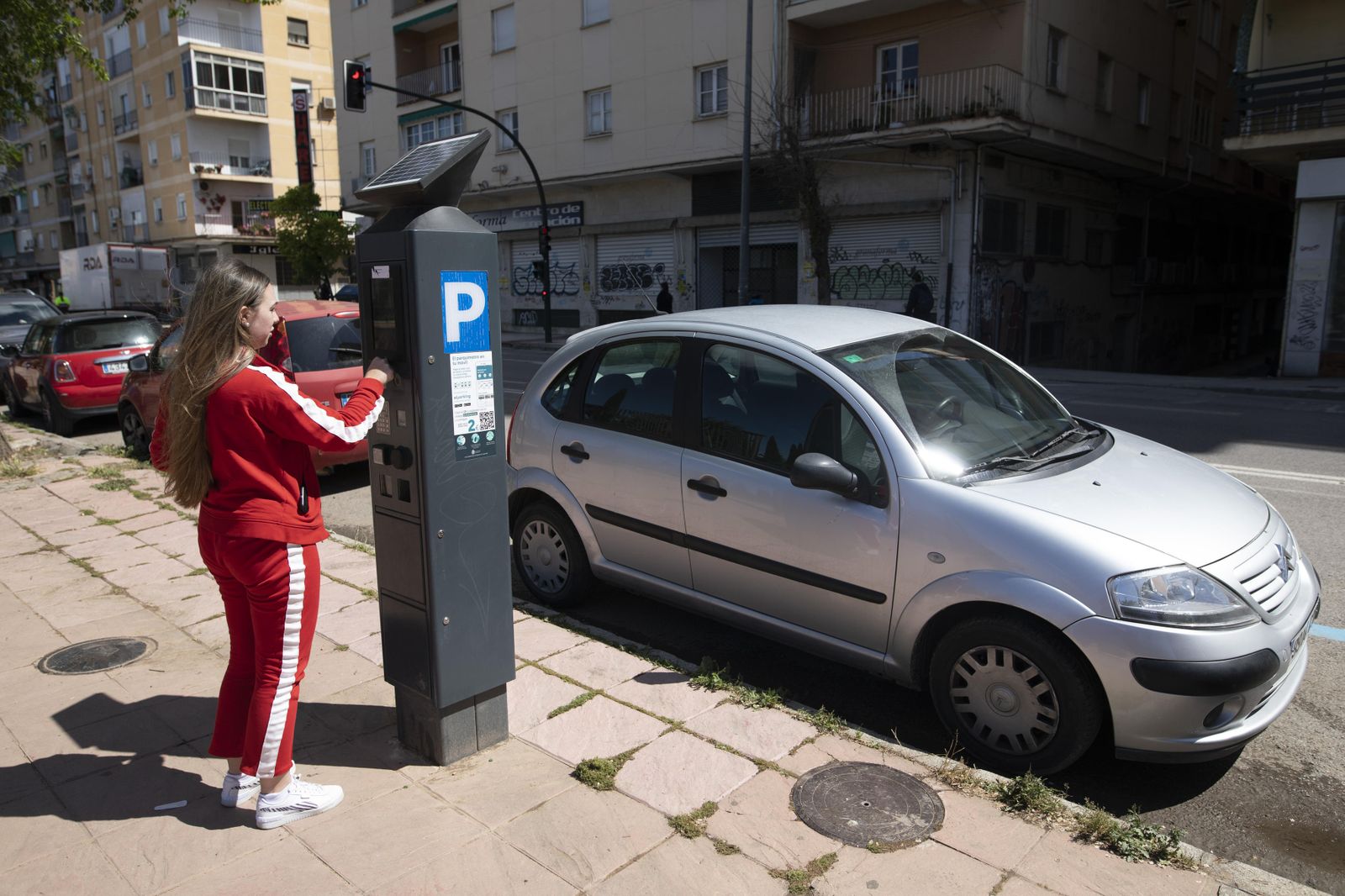 Granada creará tantas plazas de aparcamiento en zona blanca como de zona azul en las calles afectadas por la nueva zona ORA