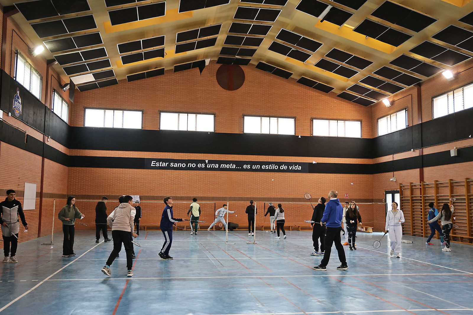 Exhibición práctica con alumnos y alumnas para promocionar el Campeonato de Europa de Bádminton en Huelva