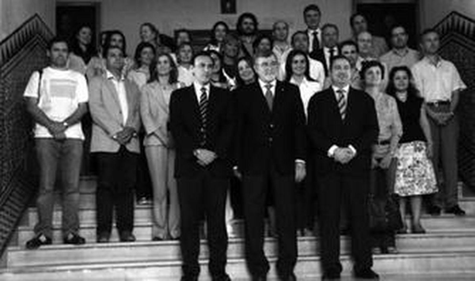 El rector, José Manuel Roldán Nogueras, entrega un diploma a un profesor.