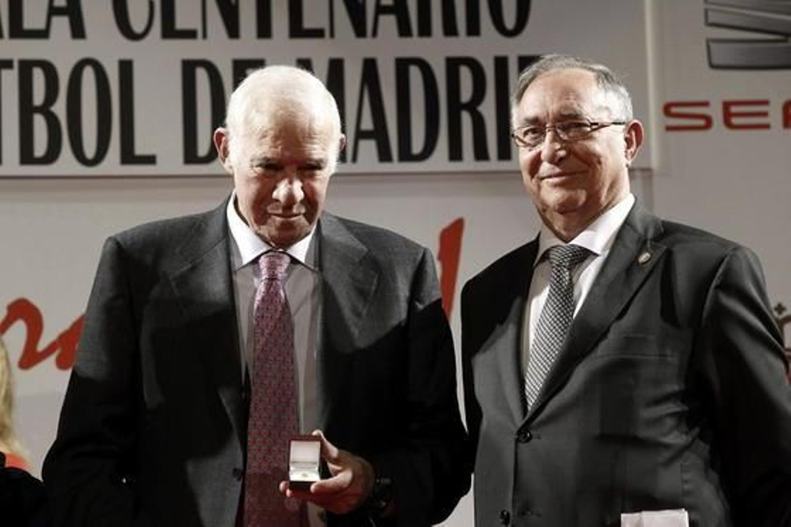 Aragonés recibe una condecoración en Madrid.

Foto: Efe