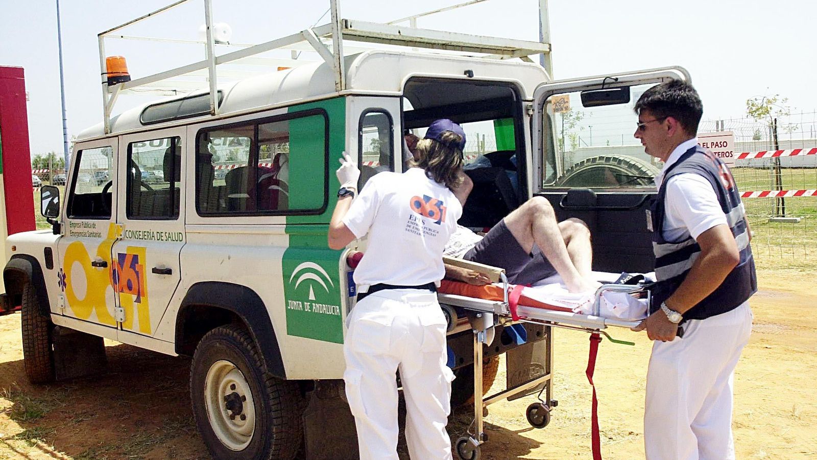 Efectivos sanitarios atienden a un hombre en El Rocío.