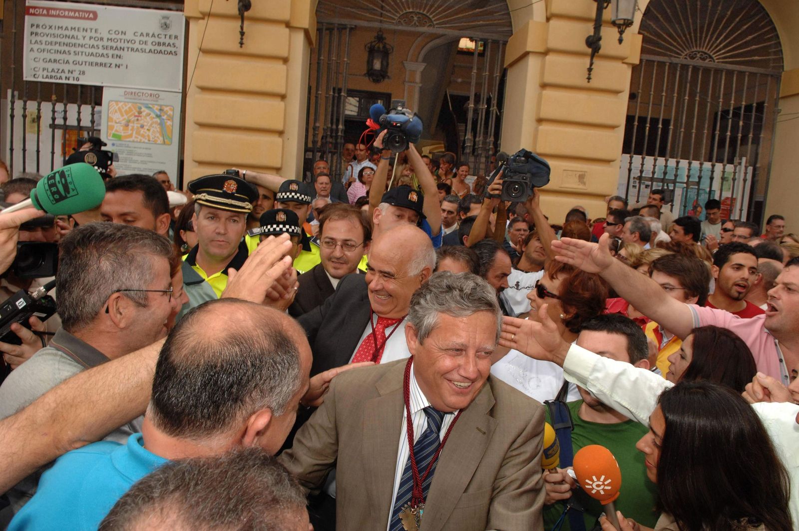 Ernesto Marín (PP), Manolo Guerrero (PA) y José Pedro Butrón (IU) salen del Ayuntamiento de Chiclana tras apartar de la Alcaldía a José María Román (PSOE) en junio de 2007