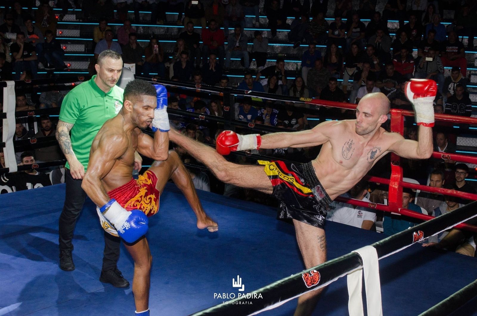 El gaditano Coello coloca una patada en el rostro de un rival.