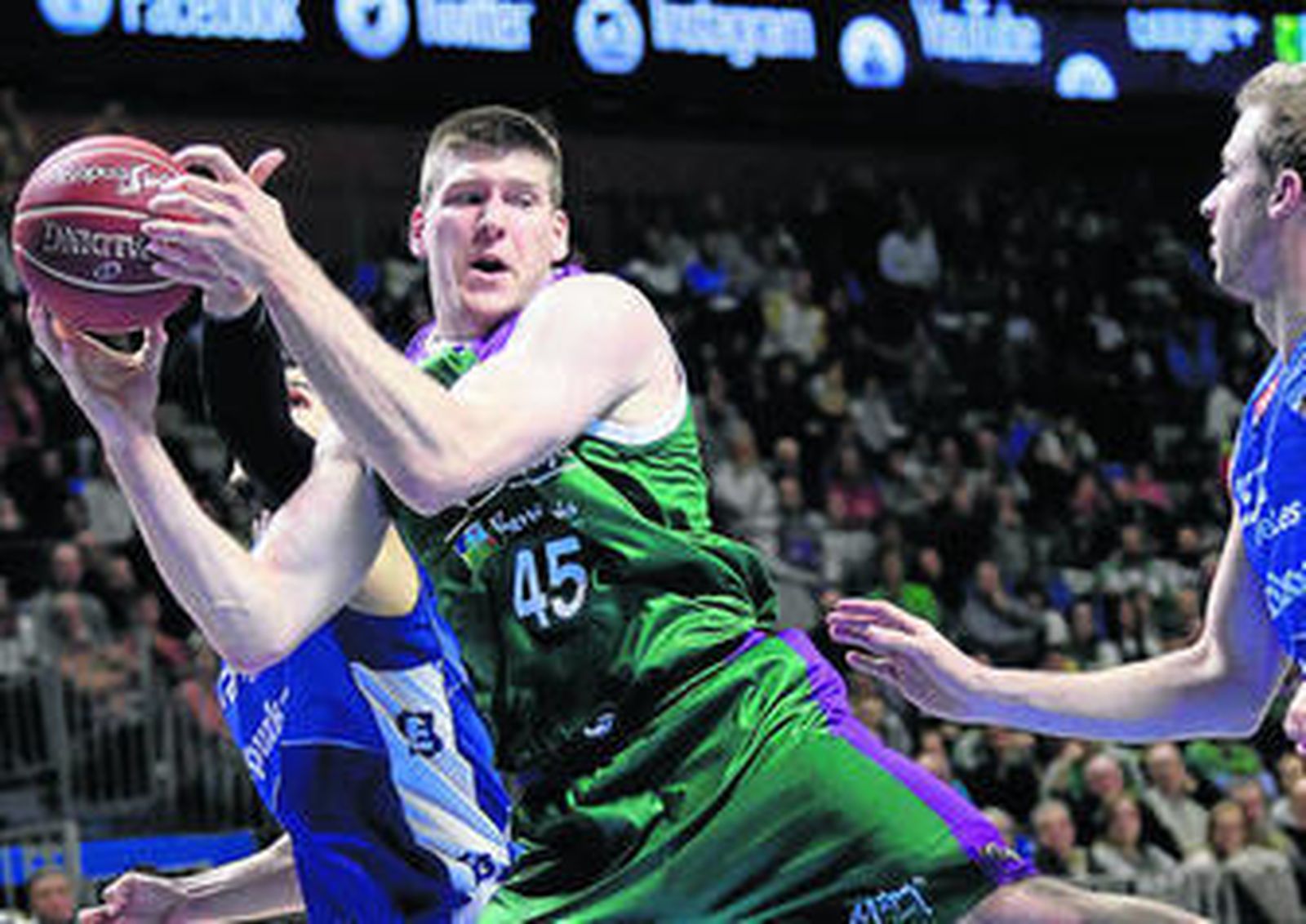 Jack Cooley captura un rebote.