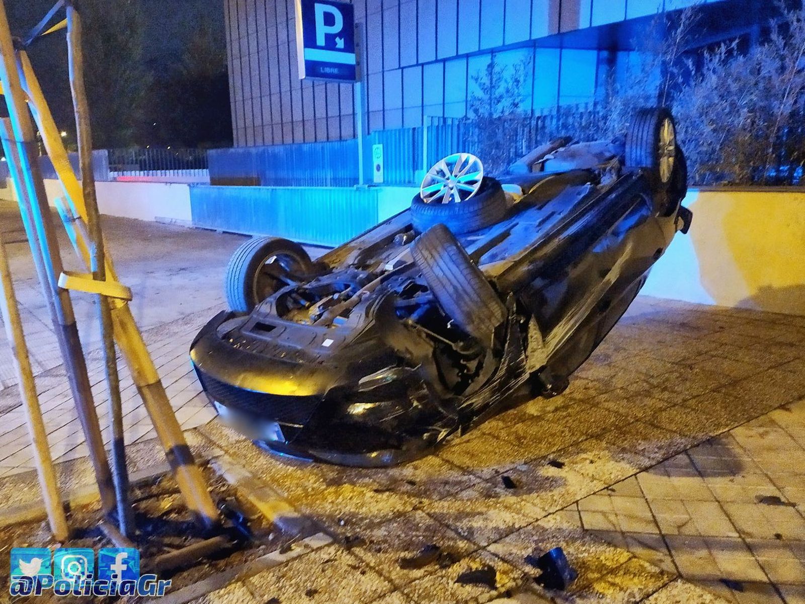 El coche que resultó volcado consecuencia del accidente.