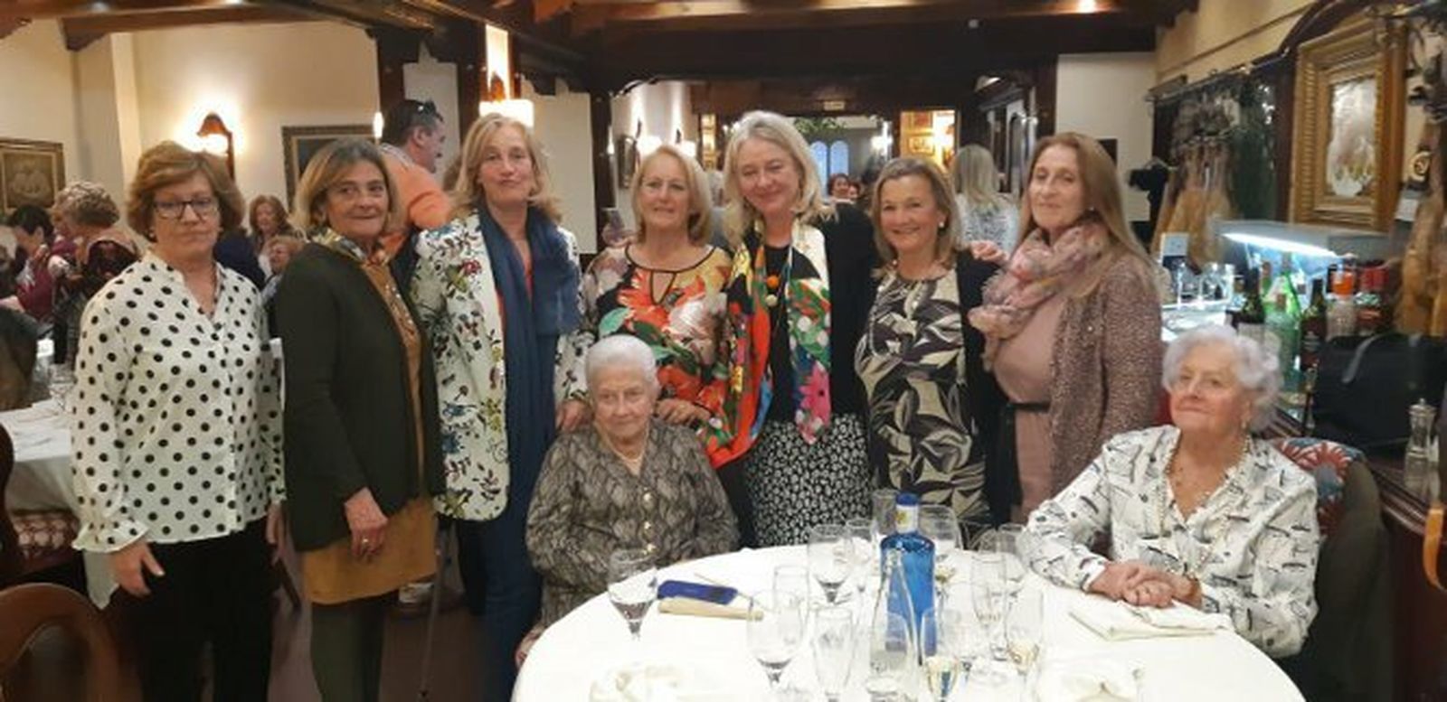 Charo Roquette, Pilar Alonso, Mari Luz Catalán, Cristina y Carmen Colombo, Muñeca Aragón, Mercedes Colombo, Isa Sánchez y Lole Colombo.