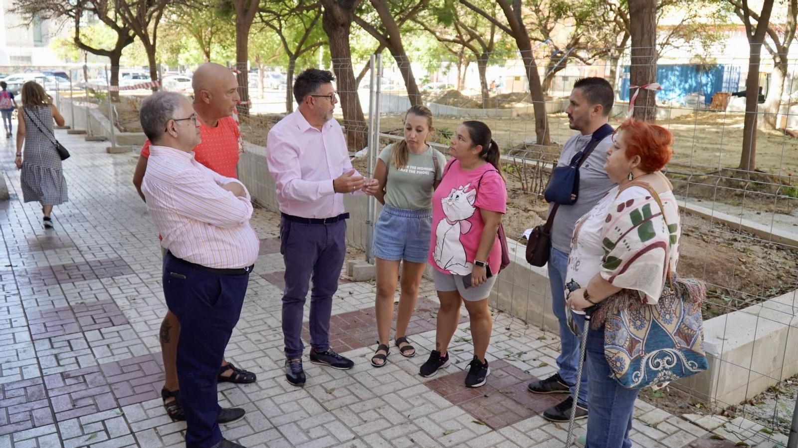 El concejal socialista Jorge Quero junto a vecinos de Nueva Málaga. El concejal socialista Jorge Quero junto a vecinos de Nueva Málaga.