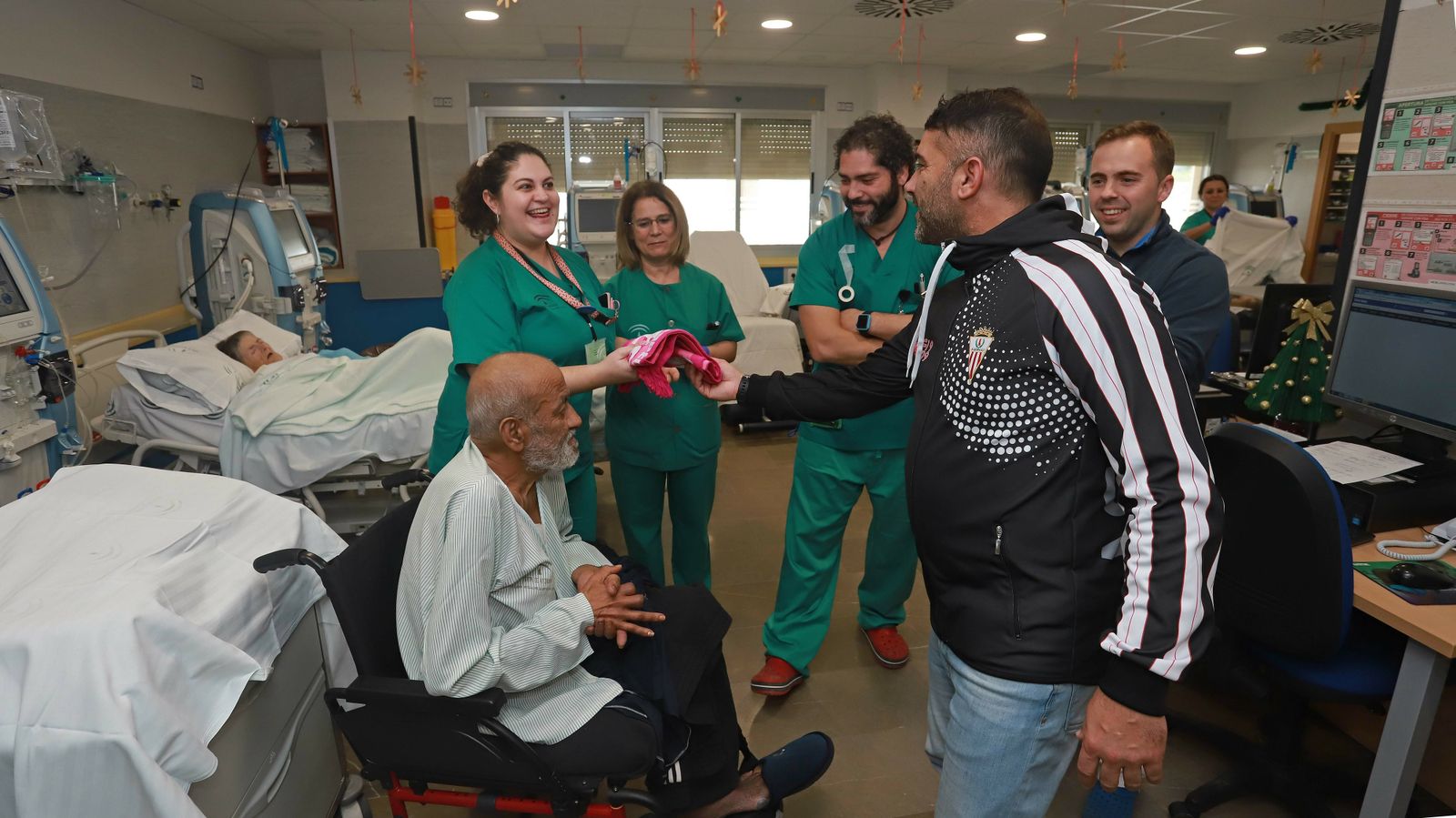 Visita de los jugadores del Algeciras CF al hospital Punta Europa