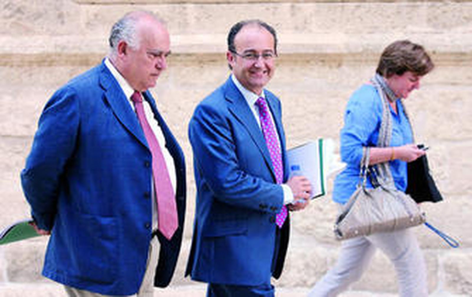El consejero Martín Soler -en el centro-, ayer en el Parlamento.