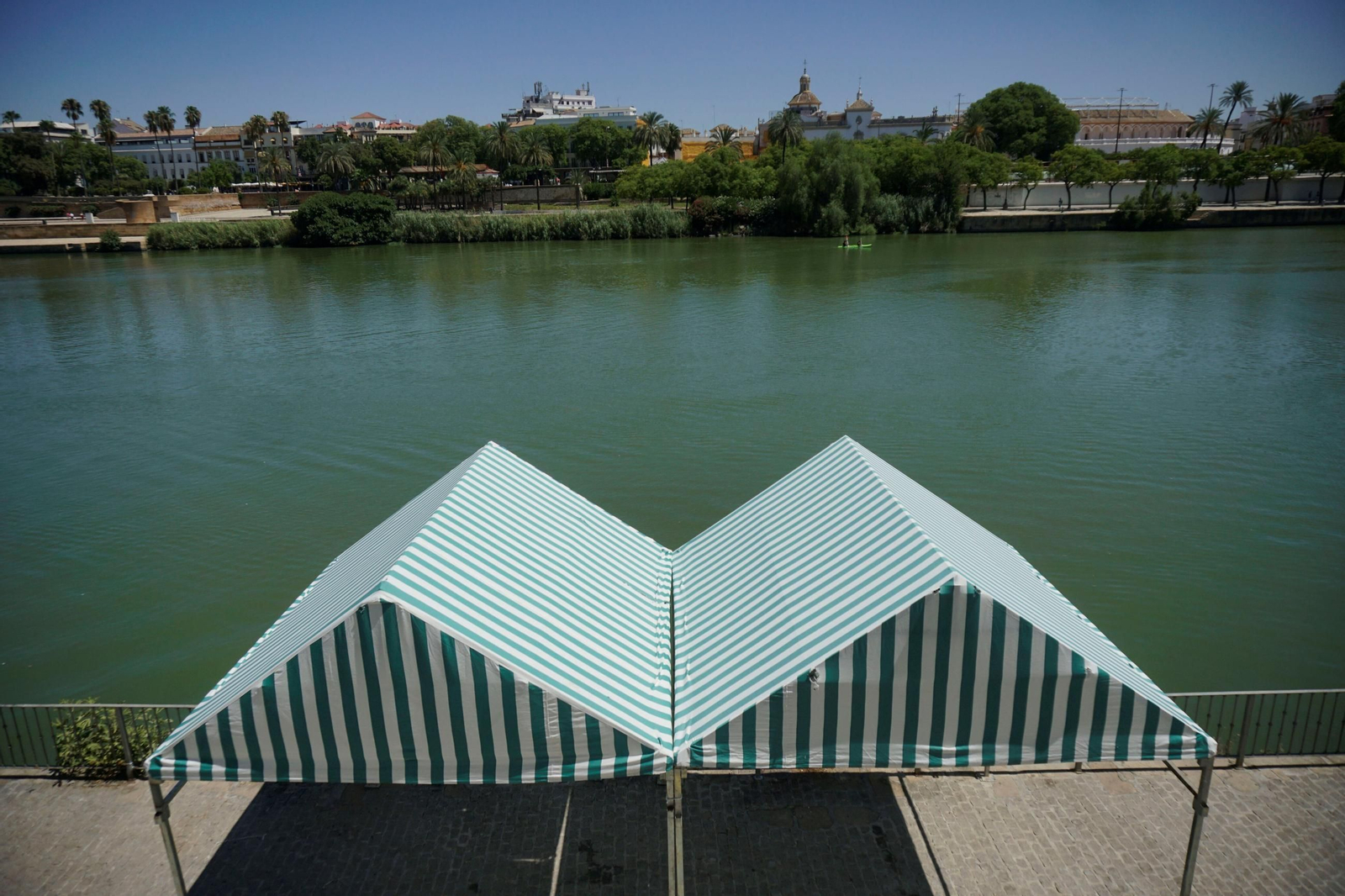 Últimos preparativos para el arranque de la Velá de Triana 2025