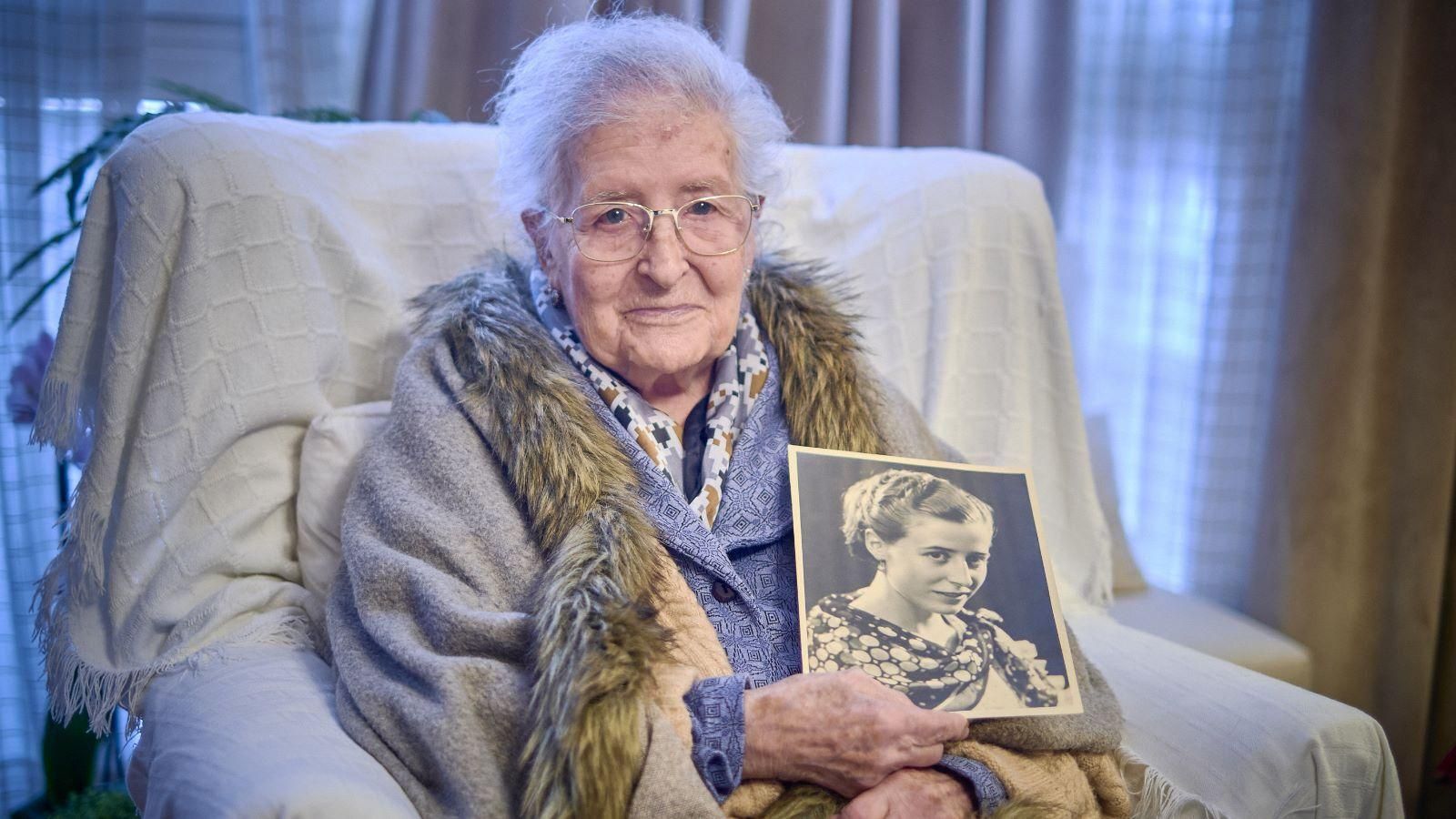 La cumpleañera muestra un retrato suyo cuando era joven.