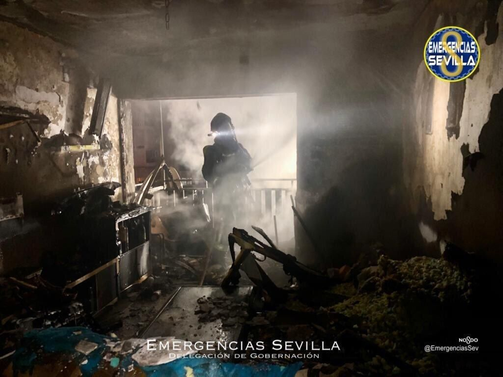 Los Bomberos extinguen un incendio  en un piso Sevilla en una Nochevieja.