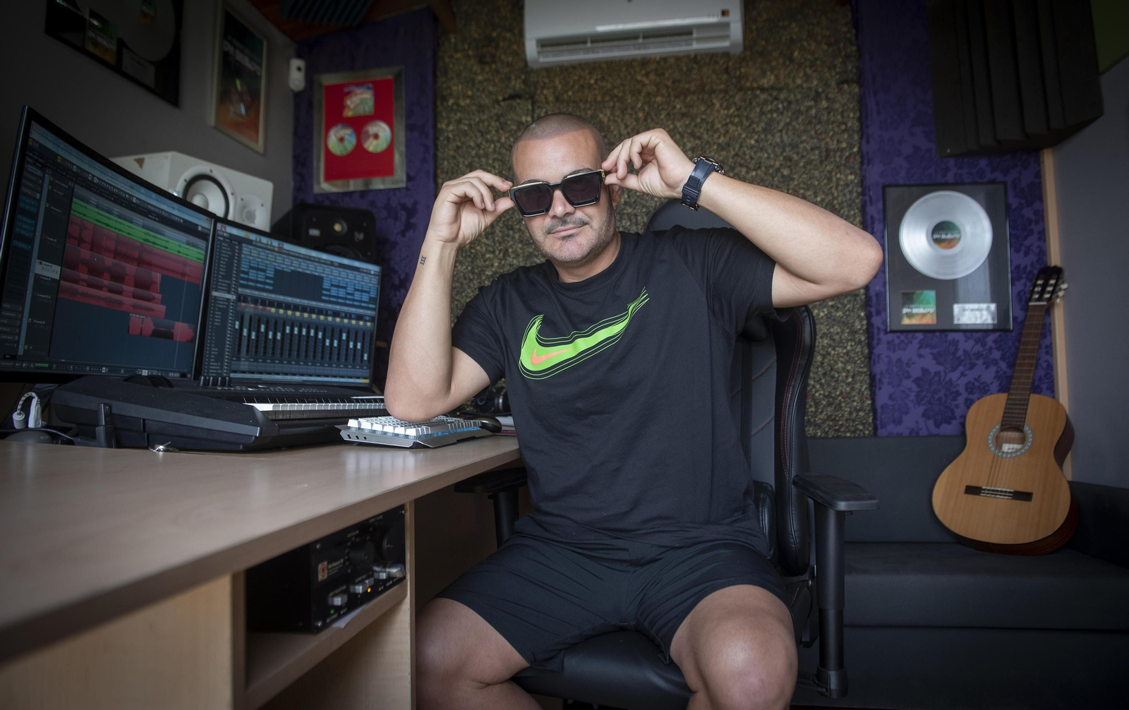 Dr. Bellido en su estudio.