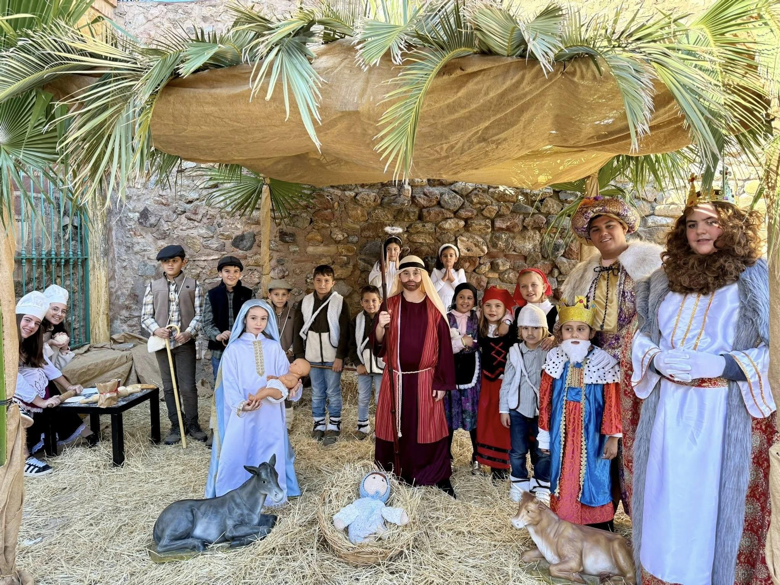 Así fue la inauguración del Belén Municipal de Mojácar entre villancicos y dulces navideños