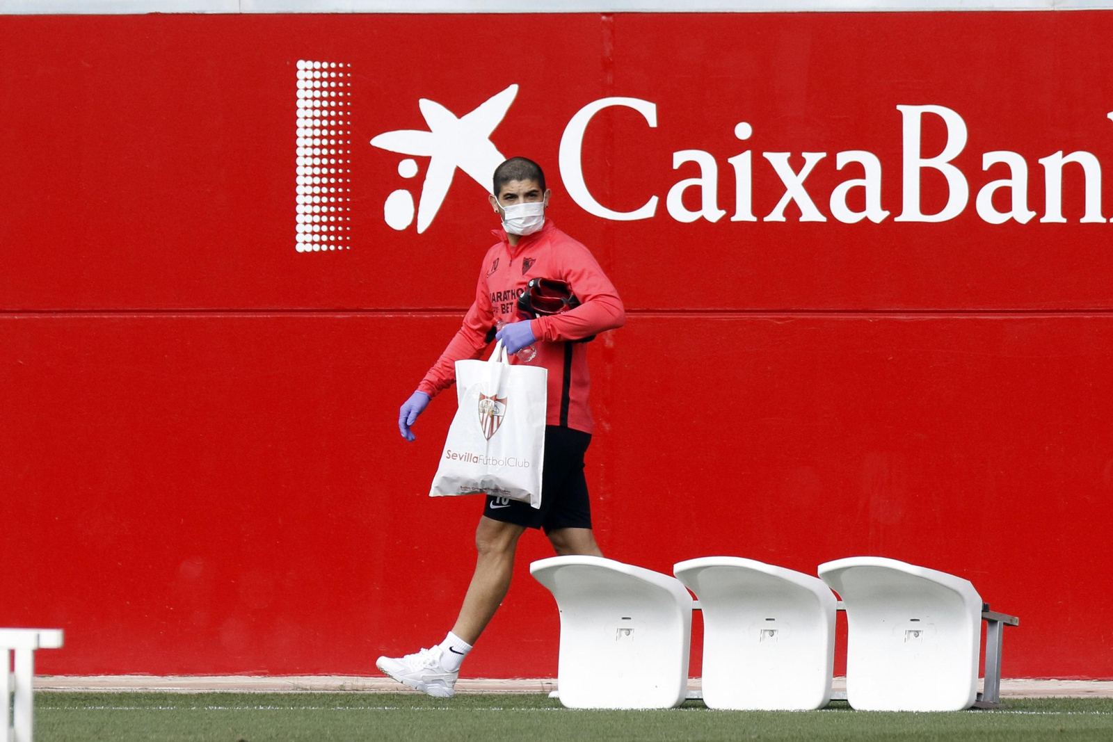 Éver Banega, protegido con guantes y mascarilla, en la ciudad deportiva.