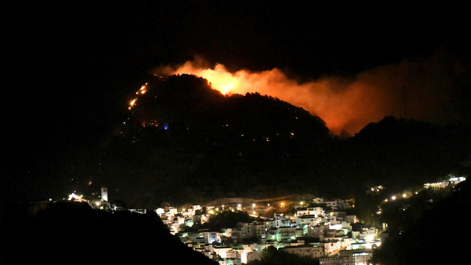 Vista de las llamas con el pueblo de Casares en primer término.