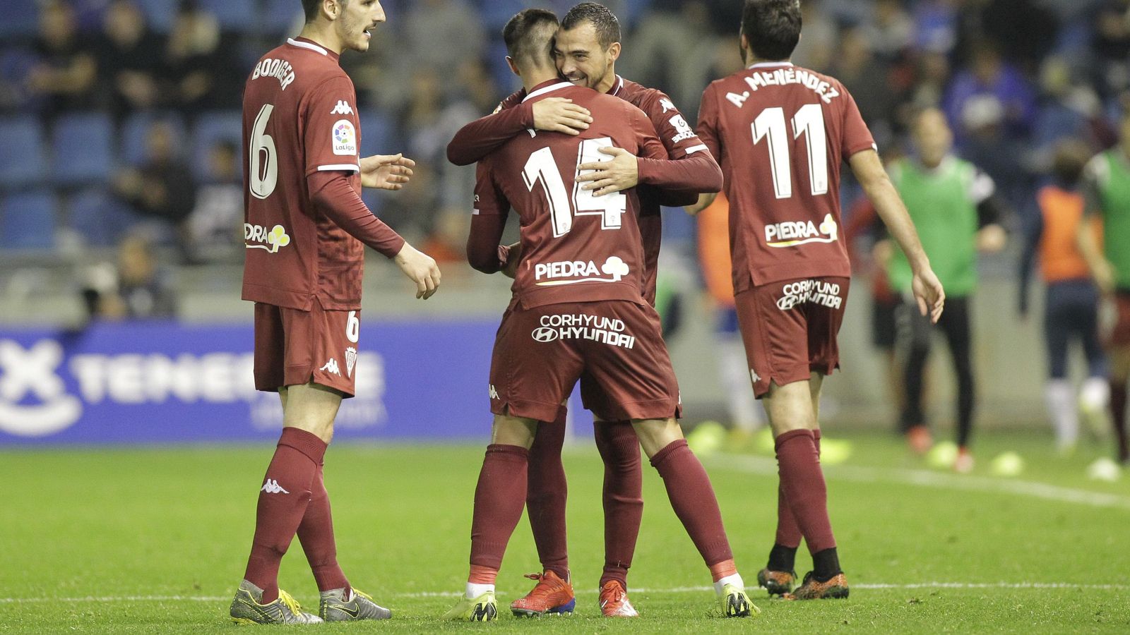 De las Cuevas celebran con Jaime Romero y Bodiger el segundo gol del Córdoba en Tenerife.