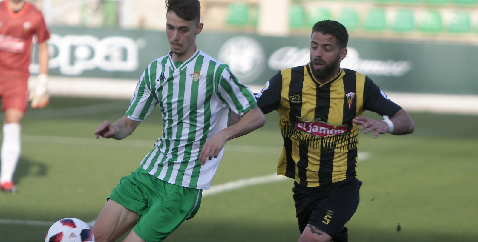 Siles, a la derecha, en un partido en etapa en el San Roque de Lepe.