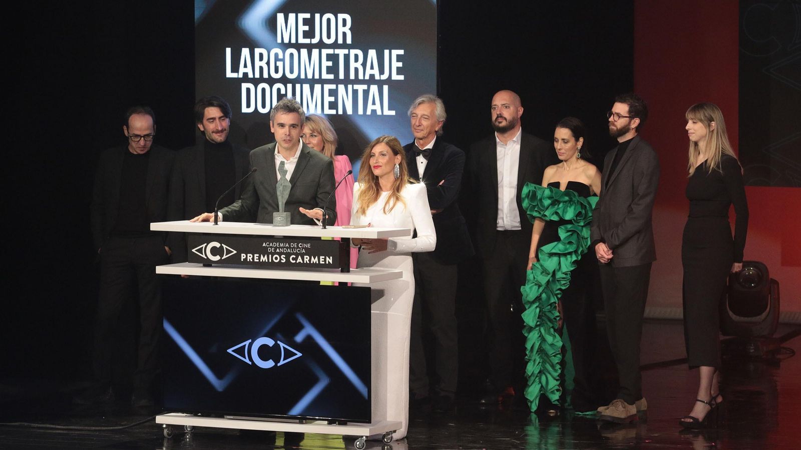 El equipo de 'A las mujeres de España' recoge el premio al mejor documental.